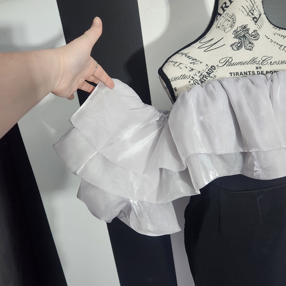 Elegant Black and White Off-Shoulder Midi Dress - Picture 2 of 7